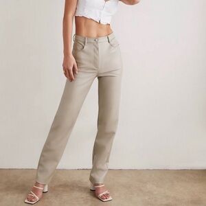 Wilfred - The Melina Pant in dark cream.
Size 0. From Aritzia. Never worn.